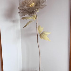 Große handgefertigte Organza-Blume mit Licht – 175 cm – Exklusive Dekoration für moderne Räume image 9