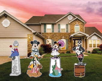 Könnte beinhalten: Ein Set mit fünf Disney-Charakter-Gartenfiguren. Die Figuren sind Mickey Mouse, Minnie Mouse, Donald Duck, Goofy und eine Figur aus dem Film Die Prinzessin und der Frosch. Die Figuren sind aus Holz und in leuchtenden Farben bemalt. Die Figuren stehen alle auf einem grünen Rasen vor einem Haus.