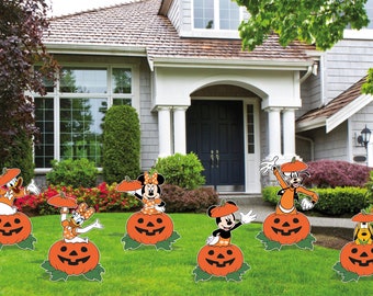 Puede incluir: Seis decoraciones de jardín de Halloween con personajes de Disney: Mickey Mouse, Minnie Mouse, Donald Duck, Goofy y Pluto. Cada personaje está vestido con un disfraz de Halloween y está de pie sobre una calabaza.