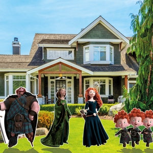 Op de afbeelding: Een groep animatiefiguren uit Disney Pixar-films staat voor een huis in de buitenwijken. De personages zijn Merida uit Brave, een prinses in het groen, een grote roodharige man en drie roodharige jongens.