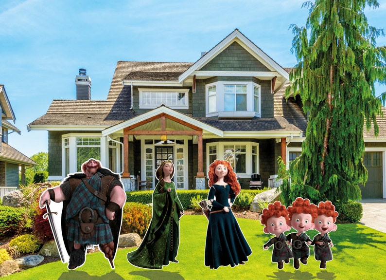 Op de afbeelding: Een groep animatiefiguren uit Disney Pixar-films staat voor een huis in de buitenwijken. De personages zijn Merida uit Brave, een prinses in het groen, een grote roodharige man en drie roodharige jongens.