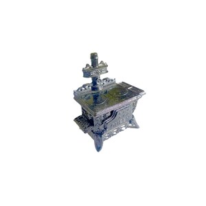 Op de afbeelding: Een miniatuur gietijzeren fornuis met een zwarte afwerking en sierlijke details. Het fornuis heeft twee ronde branderplaten en een decoratieve schoorsteen.