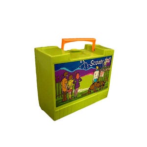 Puede incluir: Una fiambrera de plástico verde con una imagen de dibujos animados de Scooby Doo y la pandilla. La fiambrera tiene un asa naranja brillante y las palabras "Scooby Doo" impresas en la parte delantera.