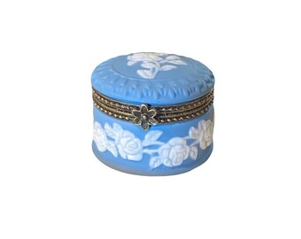 Wedgwood Blue Jasperware Trinket Box - Blumenrelief-Klappbehälter