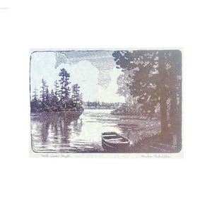 Puede incluir: Grabado en blanco y negro que representa un paisaje lacustre sereno con un pequeño bote en la orilla. Los árboles bordean la orilla y una pequeña isla. El grabado tiene el texto "North Woods Scene" y una firma.