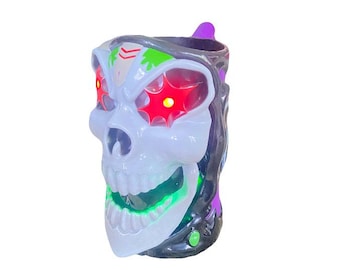 Taza vintage de Monster Jam con la figura de un excavador de tumbas, con cara de esqueleto y asa. ¡Se ilumina!