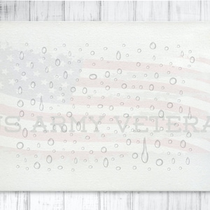 Peut inclure: Une toile blanche avec un motif de drapeau américain délavé. La toile est recouverte de petites gouttes de pluie grises. Les mots "US ARMY VETERAN" sont imprimés en gris au bas de la toile.
