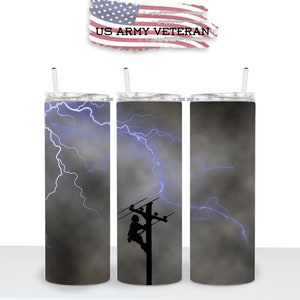 Könnte beinhalten: Drei Edelstahlbecher mit einem Design, das eine Silhouette eines Arbeiters auf einer Stromleitung vor einem stürmischen Himmel mit Blitzen zeigt. Die Becher haben alle das gleiche Design, aber der Arbeiter ist nur auf dem mittleren Becher sichtbar.