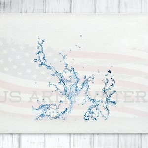 Puede incluir: Un diseño de salpicadura de agua azul sobre un fondo de lienzo blanco. El diseño recuerda a una fuente de agua o una ola rompiendo.