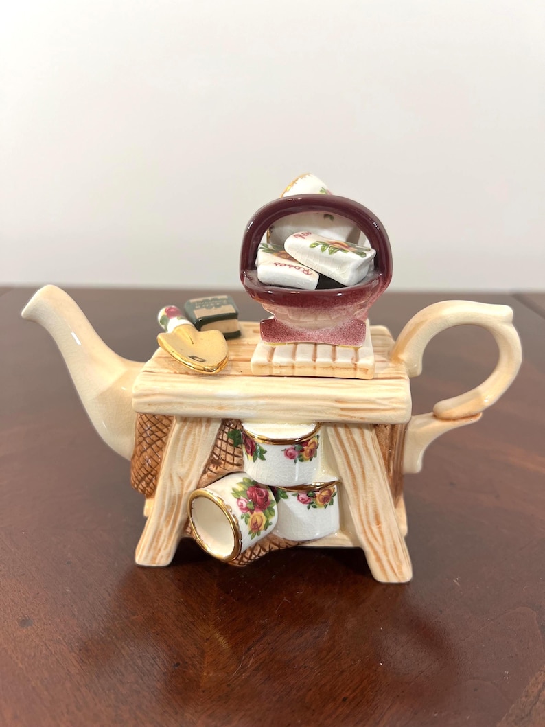 Colección de teteras en miniatura Royal Albert, Old Country Roses Garden Table Teapot