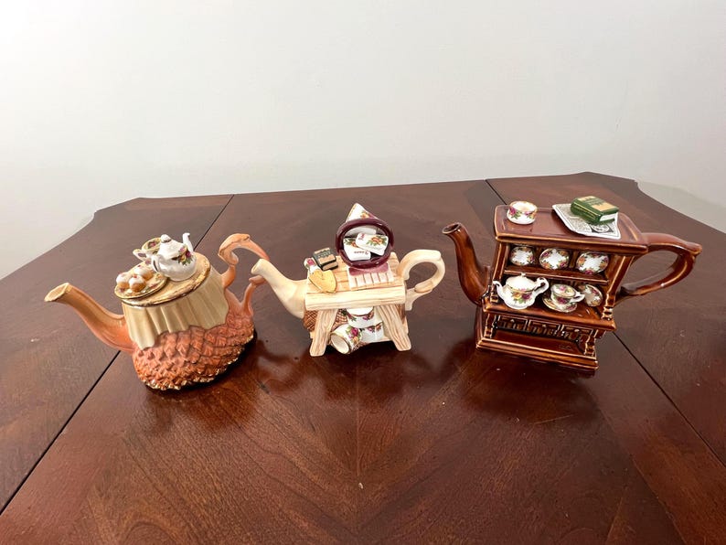 Colección de teteras en miniatura Royal Albert, Old Country Roses imagen 1