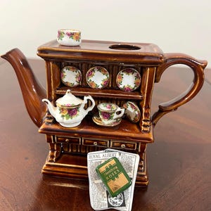 Colección de teteras en miniatura Royal Albert, Old Country Roses Welsh Dresser Teapot