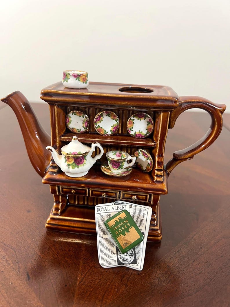 Colección de teteras en miniatura Royal Albert, Old Country Roses Welsh Dresser Teapot