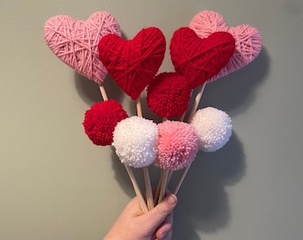 Pom Pom Blumenstrauß | Mit Wolle umwickelte Herzen | Künstliche Blumen | Handgefertigtes Geschenk | Einzigartige Vasenanordnung | Rosa Rot Weiß | Heimdekoration