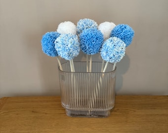 Handmade Pom Pom Blumenstrauß | Buntes künstliches Blumengesteck | Wohnkultur Geschenk | Blau | Weiß | Einzigartige Vasenkomposition |