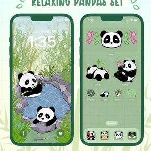 Puede incluir: Una maqueta de pantalla de teléfono con un fondo verde y un diseño de oso panda. La pantalla del teléfono muestra un reloj con la hora 1:35 y la fecha viernes, 20 de enero. El diseño de oso panda presenta un oso panda sentado en un bosque de bambú con un estanque. La pantalla del teléfono también muestra un icono de oso panda con el texto "Handy" debajo.