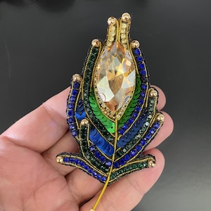 Handmade Feather Brooch,Elegant and Unique Jewelry,Beautifully Crafted,Timeless Handmade Accessory,Glamorous Feather Brooch,Elegant and Chic