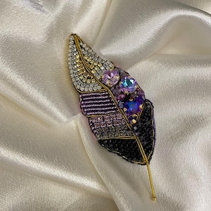Handmade Feather Brooch,Elegant and Unique Jewelry,Beautifully Crafted,Timeless Handmade Accessory,Glamorous Feather Brooch,Elegant and Chic