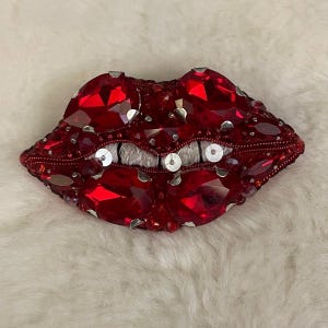 Red Lip Brooch, Handmade Brooch, Exclusive Pin, Fashion Accessory, Petsonalized Design, Gift For Her, Sparkling Lip, Chic Everday Jewellery
