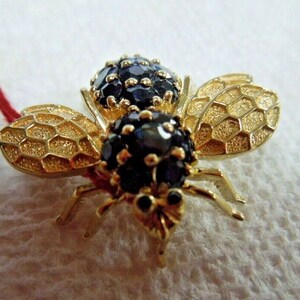 r573 14kt Yellow Gold Sapphire Detailed Textured Fly Pendant Signed