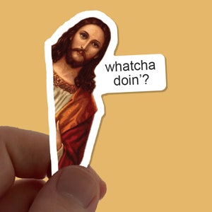 Puede incluir: Una pegatina con una pintura de Jesús con el texto "whatcha doin'?" en un bocadillo de diálogo blanco.