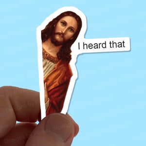 Puede incluir: Una pegatina con una pintura de Jesús con el texto "Eso he oído" sobre un fondo blanco.