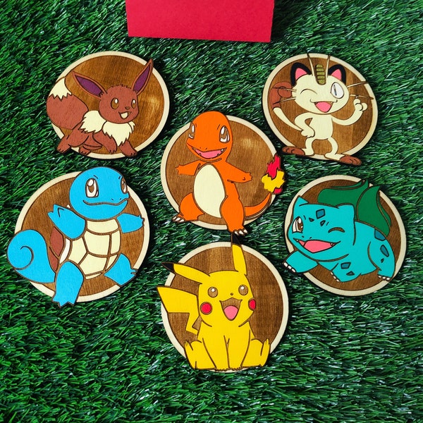 Set de 6 Posavasos de Pokémon de Madera Coloridos: Pikachu, Eevee, Meowth, Bulbasaur, Charmander, Squirtle, Regalo Único de Decoración Geek