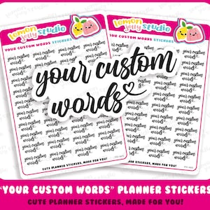 Puede incluir: Una hoja de pegatinas para planificadores con el texto "Your Custom Words" en una fuente grande y en negrita. Las pegatinas son blancas con texto negro y presentan la frase "Your Custom Words" repetida varias veces en diferentes tamaños y estilos. Las pegatinas están diseñadas para su uso en planificadores y diarios.