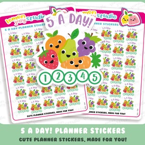Könnte beinhalten: Ein Satz von 5 am Tag-Planer-Aufklebern mit einem farbenfrohen Obst- und Gemüse-Design. Die Aufkleber sind rund und haben einen weißen Hintergrund mit grünem Rand. Das Obst und Gemüse lächelt und hat Augen. Die Aufkleber sind von 1 bis 5 nummeriert. Der Text "5 am Tag! Planer-Aufkleber" ist unten auf dem Blatt gedruckt.