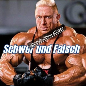 Puede incluir: Un culturista musculoso con pelo rubio corto y expresión seria. La imagen presenta el texto "Schwer und Falsch" en azul y blanco, y el nombre de usuario de Instagram "@bodybuilding.sticker". El culturista lleva guantes negros y una camiseta sin mangas negra.