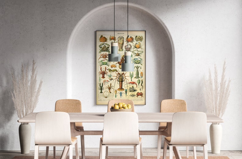 Puede incluir: Un comedor con una mesa y sillas de madera, y una impresi&oacute;n vintage enmarcada de vida marina en la pared. Dos l&aacute;mparas colgantes cuelgan sobre la mesa. Un cuenco de limones est&aacute; sobre la mesa.
