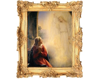 Op de afbeelding: Een ingelijst schilderij dat een vrouw in een blauwe en rode jurk toont die knielt in gebed, met een engel die aan haar verschijnt in een witte jurk. Het schilderij is geplaatst in een kamer met een deur en een raam, en de achtergrond is een zacht, gouden licht.