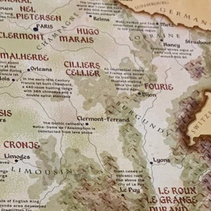 Puede incluir: Un mapa vintage de Francia con varias ciudades y regiones resaltadas. El mapa presenta un fondo marr&oacute;n con una superposici&oacute;n beige, mostrando las fronteras de cada regi&oacute;n. El mapa incluye texto que describe la historia y la importancia de cada regi&oacute;n.