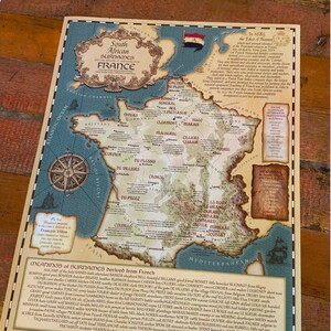 Puede incluir: Un mapa de Francia de estilo vintage con fondo azul y detalles dorados. El mapa muestra las regiones de Francia e incluye una lista de apellidos sudafricanos derivados de or&iacute;genes franceses. El mapa est&aacute; titulado "Apellidos sudafricanos derivados de Francia".