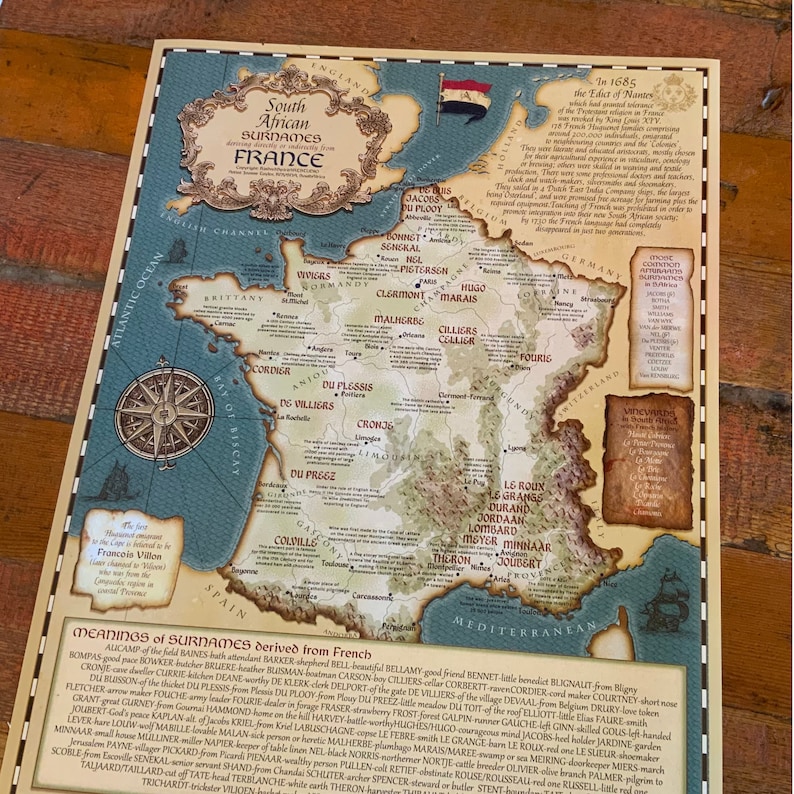 Puede incluir: Un mapa de Francia de estilo vintage con fondo azul y detalles dorados. El mapa muestra las regiones de Francia e incluye una lista de apellidos sudafricanos derivados de or&iacute;genes franceses. El mapa est&aacute; titulado "Apellidos sudafricanos derivados de Francia".