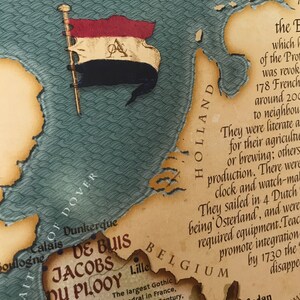 Puede incluir: Un mapa vintage de Europa con enfoque en los Pa&iacute;ses Bajos y B&eacute;lgica. El mapa est&aacute; dibujado a mano y presenta una combinaci&oacute;n de colores azules y verdes. El texto en el mapa incluye los nombres de las ciudades y los pa&iacute;ses, as&iacute; como informaci&oacute;n hist&oacute;rica sobre la regi&oacute;n.