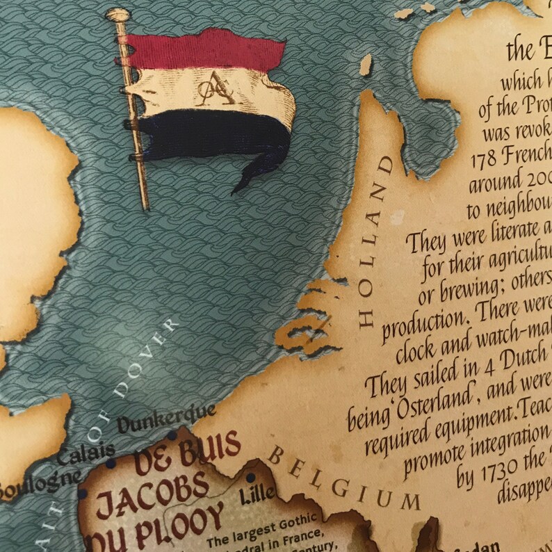 Puede incluir: Un mapa vintage de Europa con enfoque en los Pa&iacute;ses Bajos y B&eacute;lgica. El mapa est&aacute; dibujado a mano y presenta una combinaci&oacute;n de colores azules y verdes. El texto en el mapa incluye los nombres de las ciudades y los pa&iacute;ses, as&iacute; como informaci&oacute;n hist&oacute;rica sobre la regi&oacute;n.