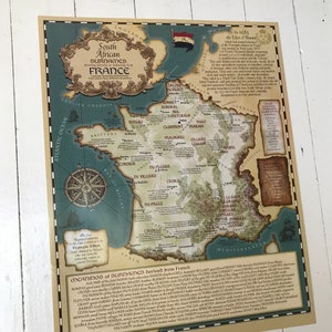 Puede incluir: Un mapa de Francia de estilo vintage con una rosa de los vientos y una clave que muestra los or&iacute;genes de los apellidos sudafricanos. El mapa est&aacute; ilustrado con varios escudos de armas y s&iacute;mbolos. El texto en el mapa dice "Apellidos sudafricanos que derivan directa o indirectamente de Francia".