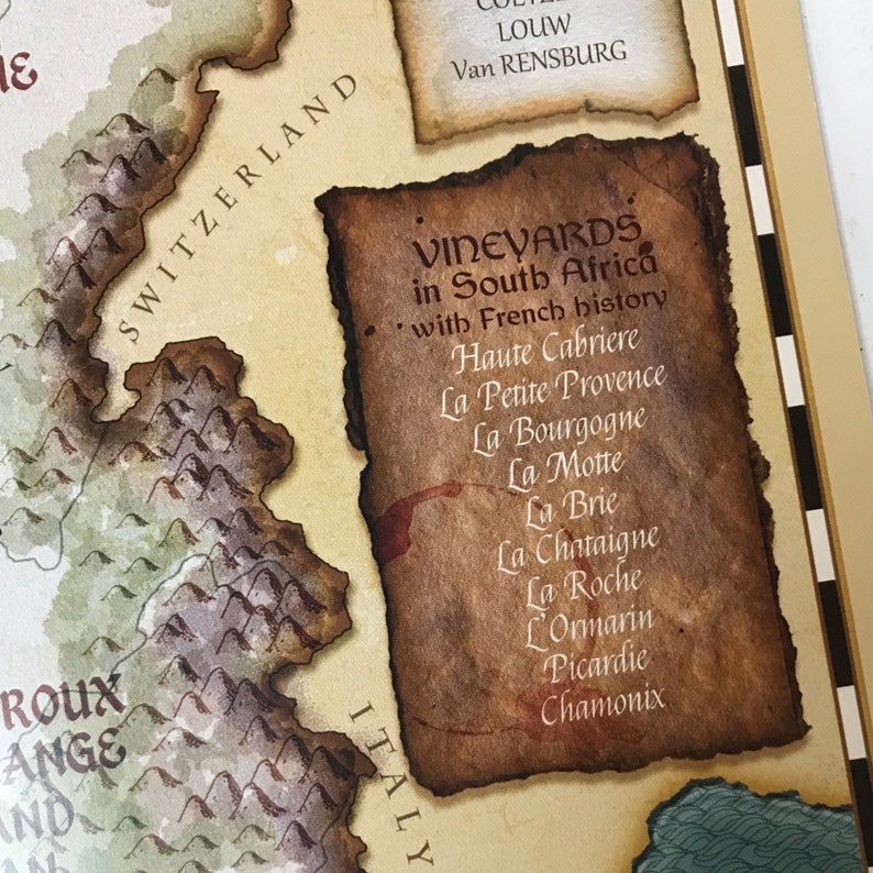 Puede incluir: Un mapa de estilo vintage con un rect&aacute;ngulo de papel marr&oacute;n superpuesto. El rect&aacute;ngulo tiene el texto "Vi&ntilde;edos en Sud&aacute;frica con historia francesa" y enumera los nombres de los vi&ntilde;edos: Haute Cabriere, La Petite Provence, La Bourgogne, La Motte, La Brie, La Chataigne, La Roche, L'Ormarin, Picardie, Chamonix.