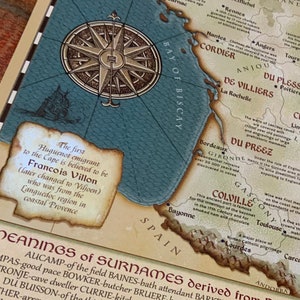 Puede incluir: Un mapa de Francia de estilo vintage con una rosa de los vientos en la esquina superior izquierda. El mapa muestra las regiones de Francia, incluyendo el Golfo de Vizcaya, Burdeos y la zona de la Gironda. El mapa tambi&eacute;n incluye texto sobre la historia de la regi&oacute;n y el origen de los apellidos.
