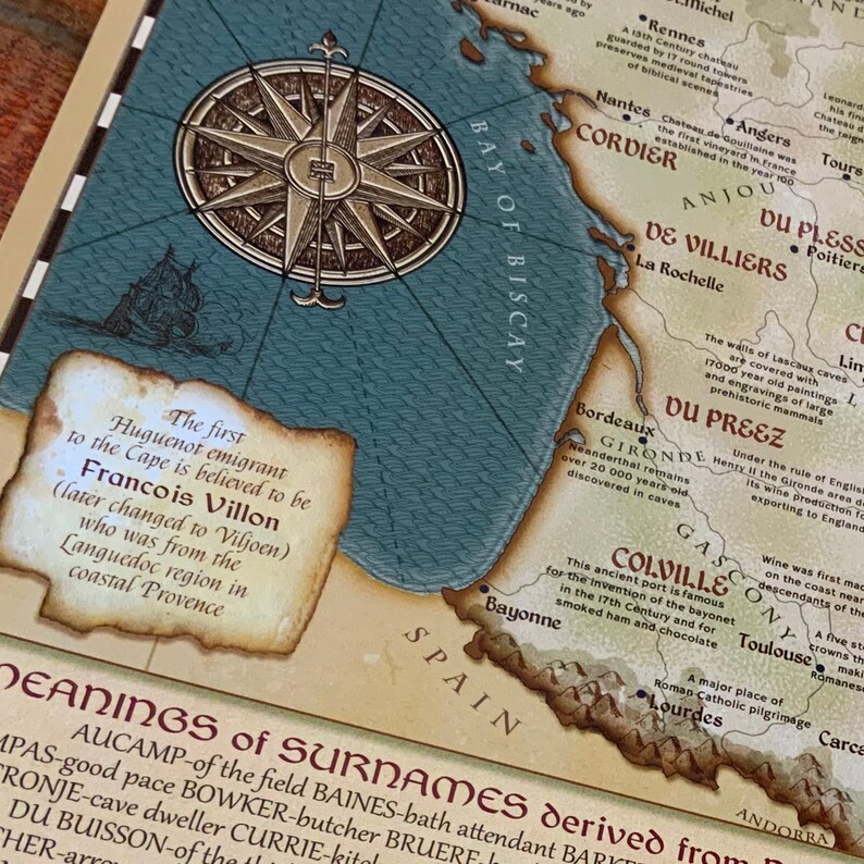 Puede incluir: Un mapa de Francia de estilo vintage con una rosa de los vientos en la esquina superior izquierda. El mapa muestra las regiones de Francia, incluyendo el Golfo de Vizcaya, Burdeos y la zona de la Gironda. El mapa tambi&eacute;n incluye texto sobre la historia de la regi&oacute;n y el origen de los apellidos.