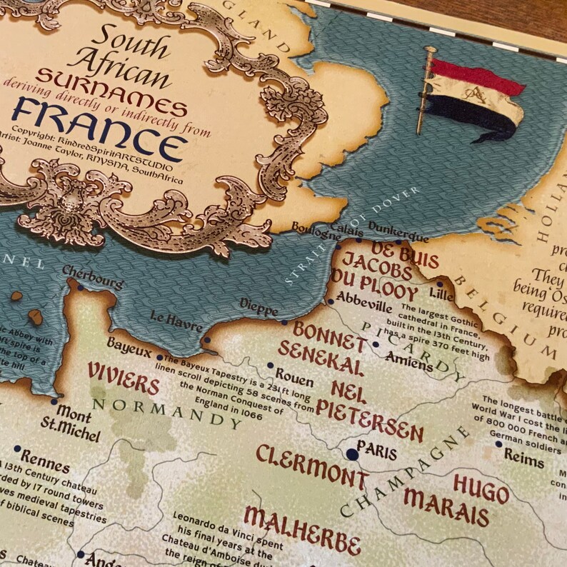 Puede incluir: Un mapa vintage de Francia, con enfoque en la regi&oacute;n de Normand&iacute;a. El mapa destaca varias ciudades y pueblos, incluyendo Cherbourg, Le Havre, Bayeux, Rouen, Amiens y Par&iacute;s. El mapa tambi&eacute;n incluye el texto "Apellidos sudafricanos que derivan directa o indirectamente de Francia".