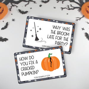Op de afbeelding: Twee rechthoekige Halloween-grapkaarten met een donkere rand vol pompoenen en schedels. Eén kaart toont een bezempictogram en de tekst: Why was the broom late for the party? De andere kaart toont een oranje pompoen en de tekst: How do you fix a cracked pumpkin?
