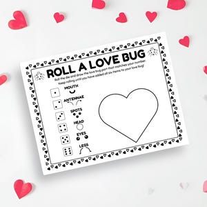 Könnte beinhalten: Ein weißes Blatt mit dem Text "ROLL A LOVE BUG" und einem herzförmigen Zeichenbereich. Das Spiel beinhaltet Würfel und Anweisungen zum Zeichnen eines Marienkäfers. Rote herzförmige Konfetti sind verstreut.