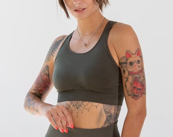 Dark Green Seamless Sports Top: Elevate Your Active Style with Comfort and Elegance