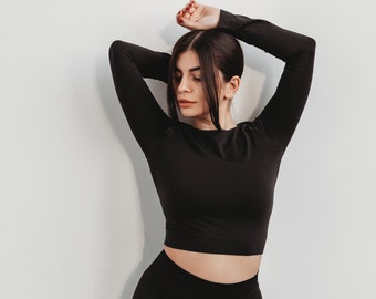 Black Seamless Microfiber Crop Top with Long Sleeve: Sport and Style, All in One