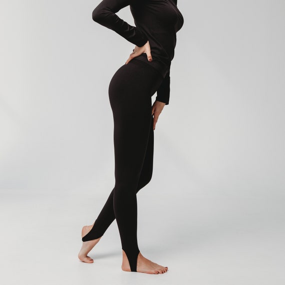 Black Seamless Microfiber Stirrup Leggings: Style and Flexibility