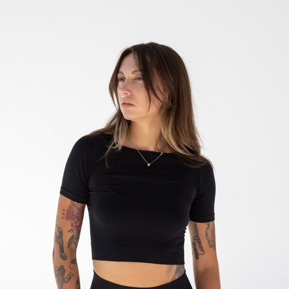 Black Seamless Microfiber Crop T-shirt: Versatile Style for Sport