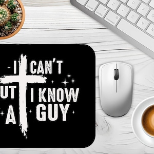 Puede incluir: Alfombrilla de ratón negra con una cruz blanca y el texto "I CAN'T BUT I KNOW A GUY".