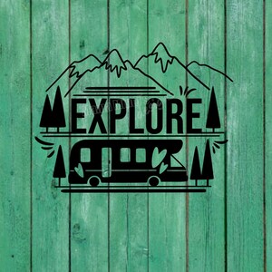 以下が含まれることがあります： 山と木を背景に、キャンピングカーの上に「EXPLORE」という文字が大きく書かれた白黒のグラフィックデザインです。